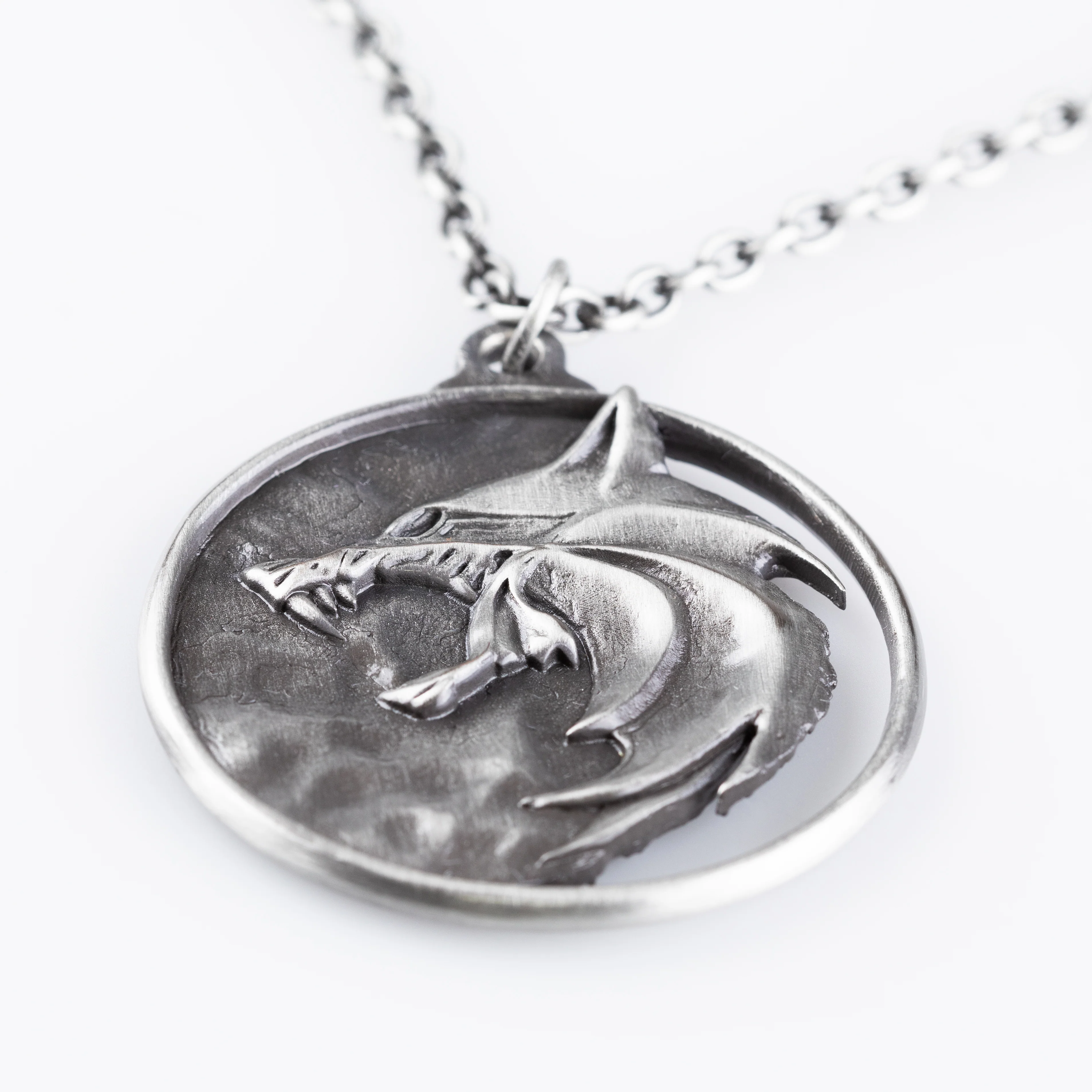 The Witcher (NETFLIX SEASON 3): Wolf Medallion Necklace Deluxe Edition (CONVENTION EXCLUSIVE) - Image 3