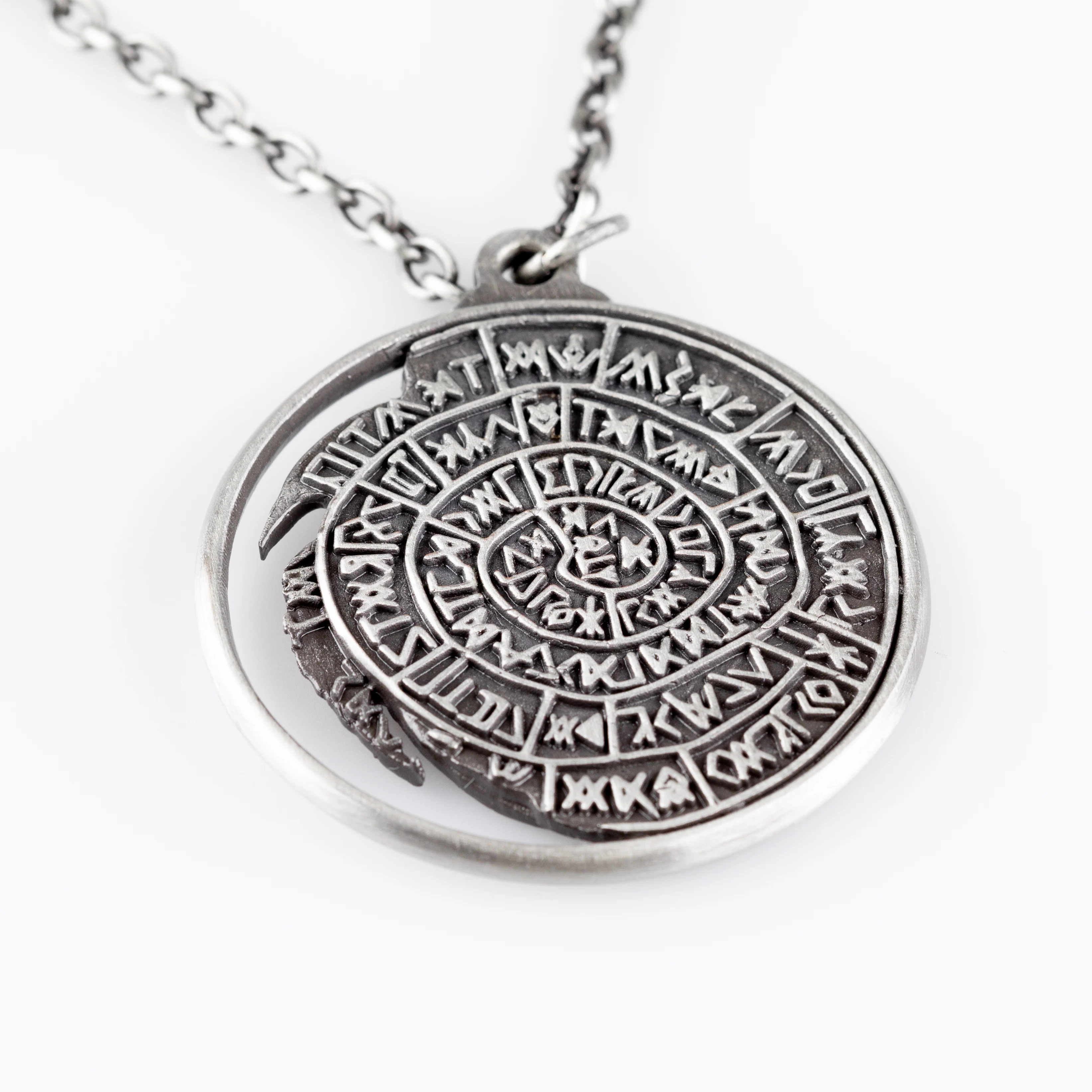 The Witcher (NETFLIX SEASON 3): Wolf Medallion Necklace Deluxe Edition (CONVENTION EXCLUSIVE) - Image 4